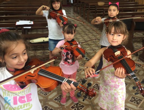11 niños descubren la pasion de tocar violin