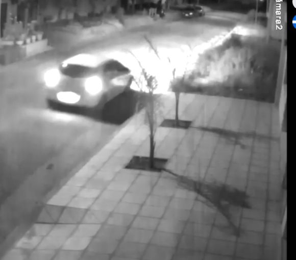 En la imagen de video se observa el automovil que luego colisiona con los vehiculos que se ven estacionados