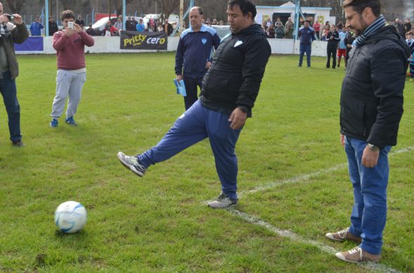 Felix Gonzalez dando el puntapie de la edicion 2017 de la Copa San Martiniana, era el reconocimiento del club por su labor y compromiso