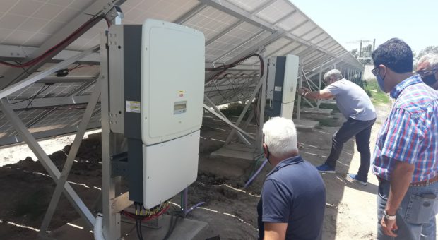 Tecnicos que este jueves trabajaron en el Parque Fotovoltaico de Quiroga