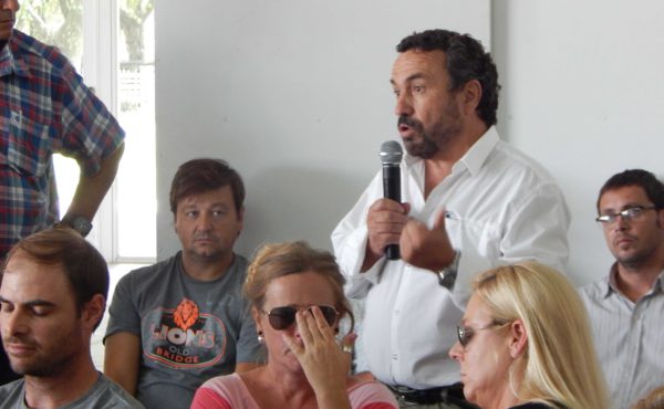 Alberto Gallo Llorente en una asamblea por caminos rurales en 9 de Julio
