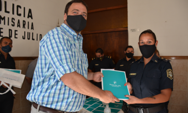 Mujer policia recibiendo su reconocimiento