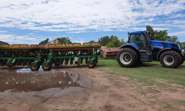 Tractor y sembradora recuperados