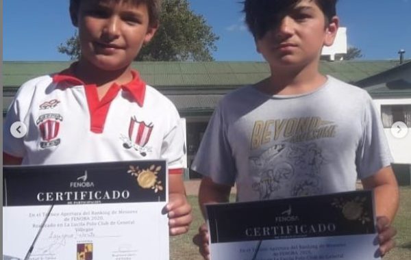 Dante y Benicio recibiendo su certificado de participación
