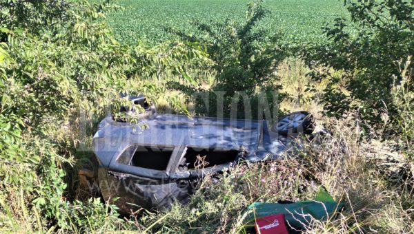 El vehiculo en el que viajaban ambas personas quedo entre pastizales y arbustos