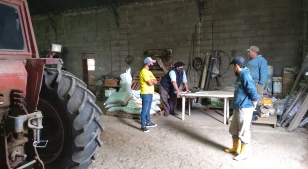 El dialogo de Juan Lasa de Renatre con un grupo de trabajadores rurales en Villegas