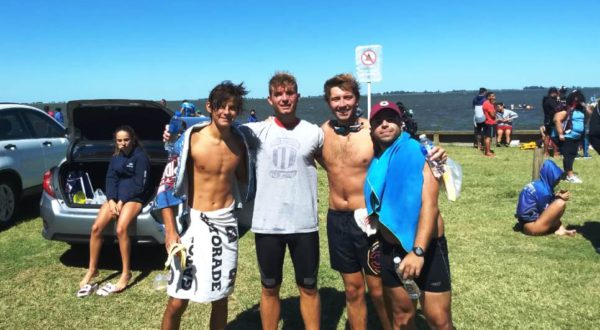 Nadadores nuevejulienses que compitieron en el Cruce de Laguna de Gomez