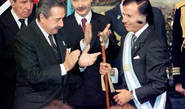 Recibiendo el mando de parte del ex presidente Raul Alfonsin