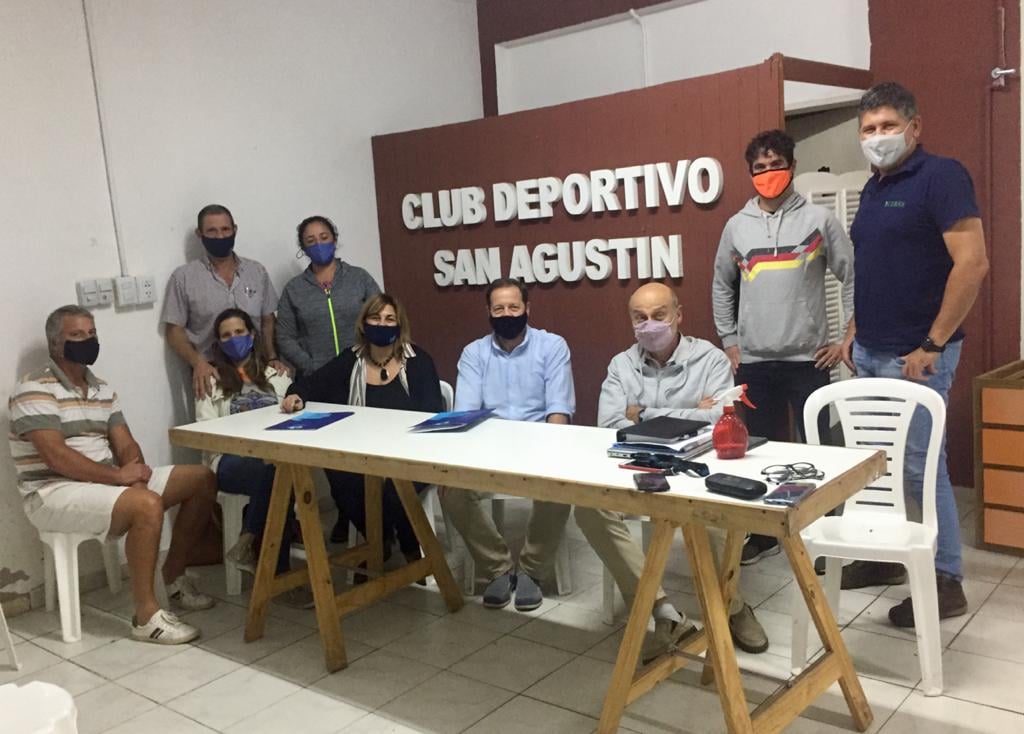 Autoridades del Club junto a integrantes de la fundacion marianista