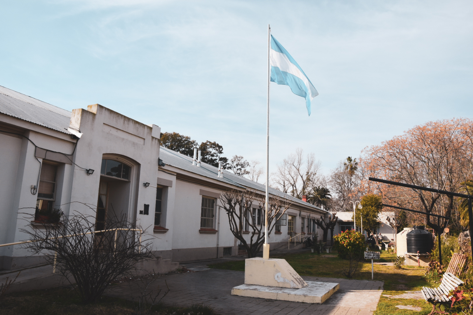 Con los abuelos  NO: Cometieron actos vandalicos contra el Hogar Municipal de Ancianos, donde arrojaron piedras