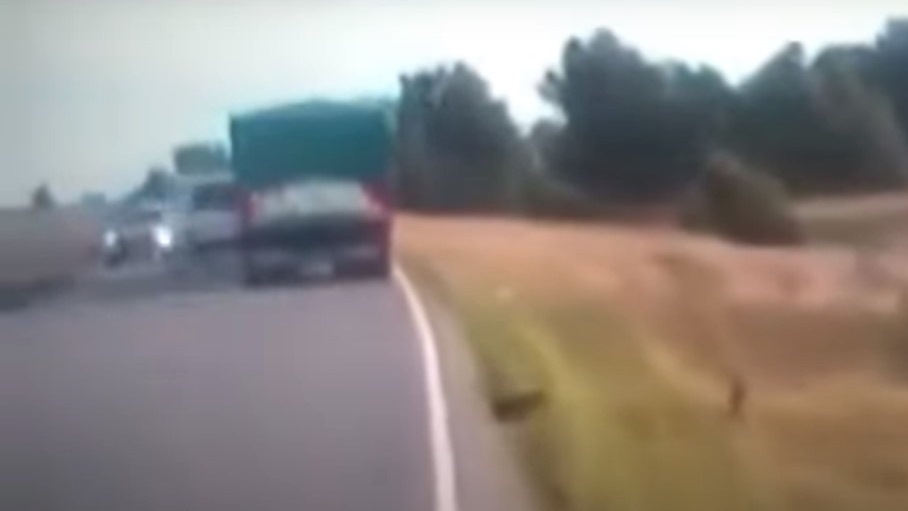 Casi causa una tragedia en la ruta y le suspenden el registro cuando se ...