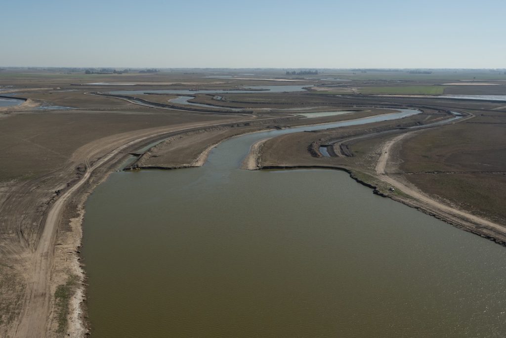 Desde adentro así se trabaja en las obras del río Salado El Regional