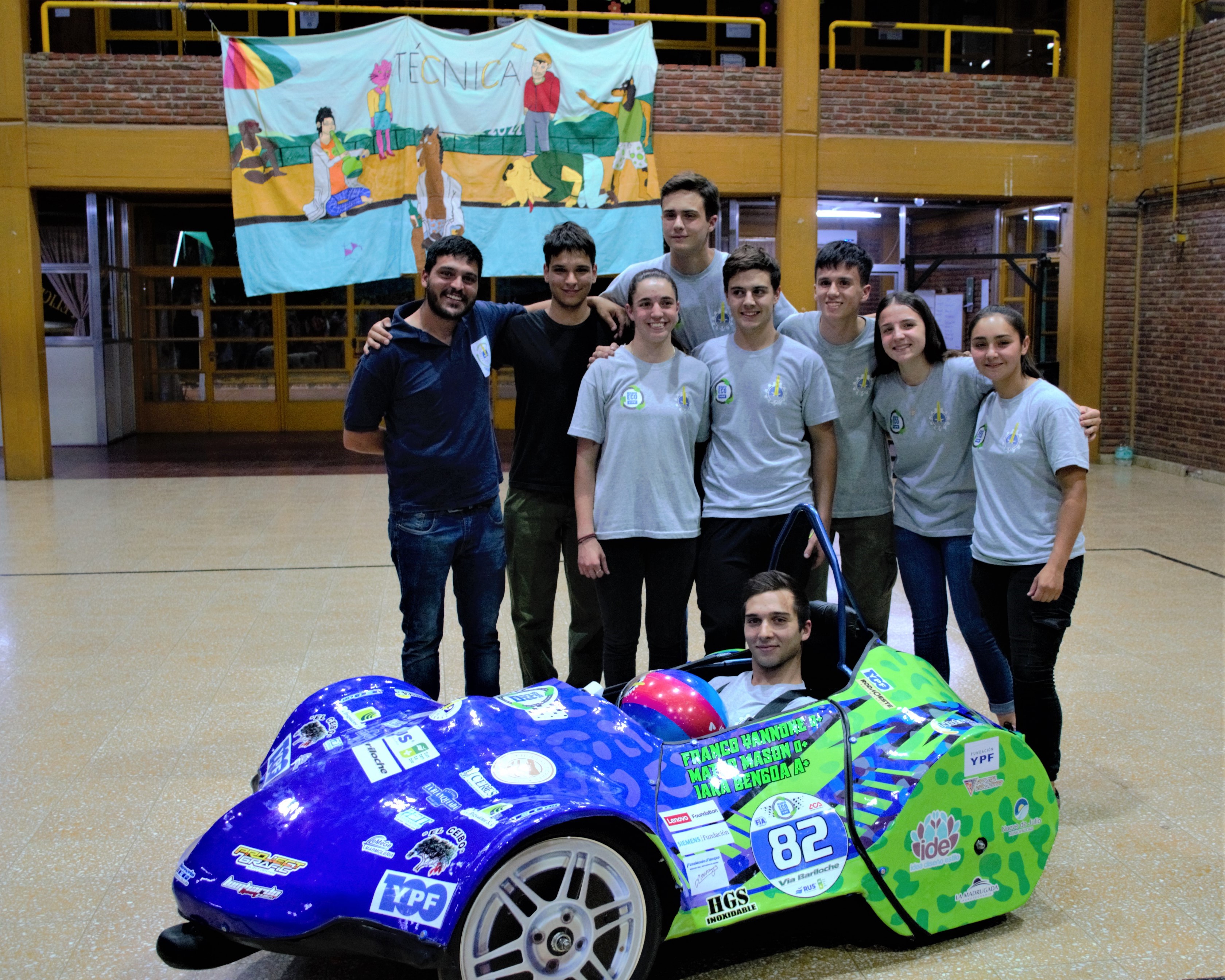 Escuela Técnica Nº 2 presento el auto eléctrico que competirá en el Desafío Eco en Bariloche