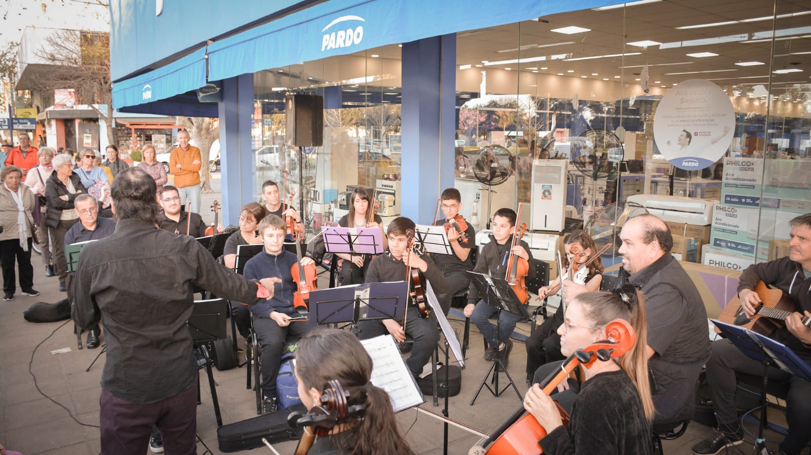 La Orquesta Municipal celebro sus 7 años de trayectoria con un concierto en al via publica
