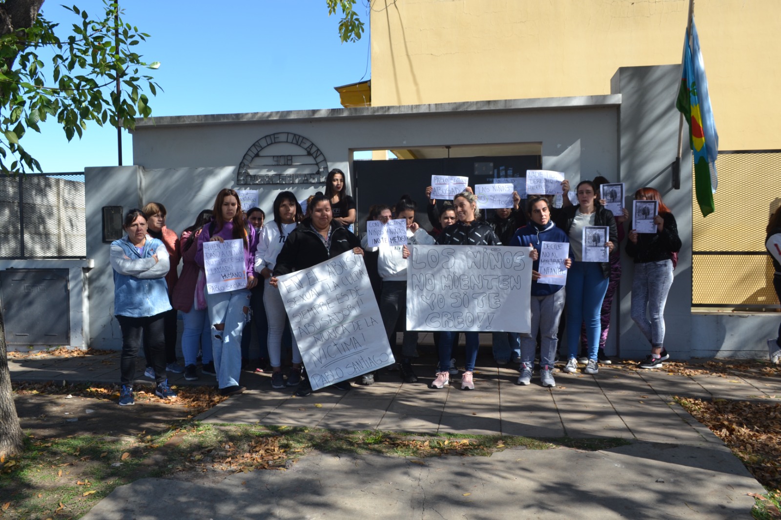 Madres de niños del Jardín Nº 908, se movilizan reclamando tras una denuncia por abuso de un profesor en menores