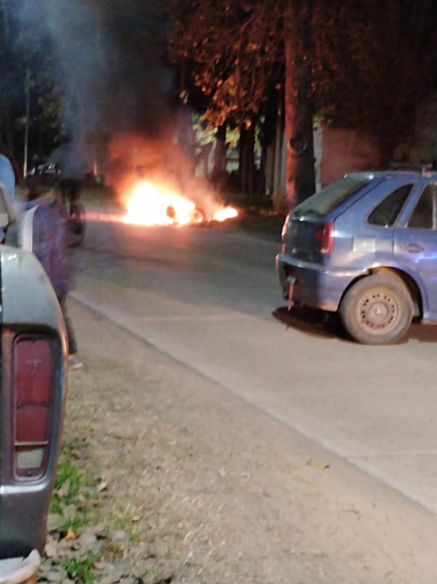 Un conductor de un motovehiculo colisiono con un menor y vecinos lo agredieron y le prendieron fuego la moto