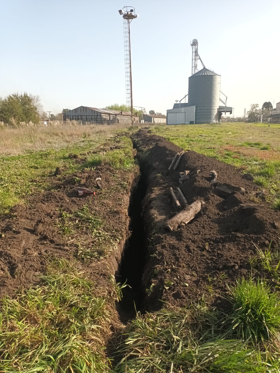 Un hombre fue aprehendido cuando robaba cables del tendido electrico de la ciudad