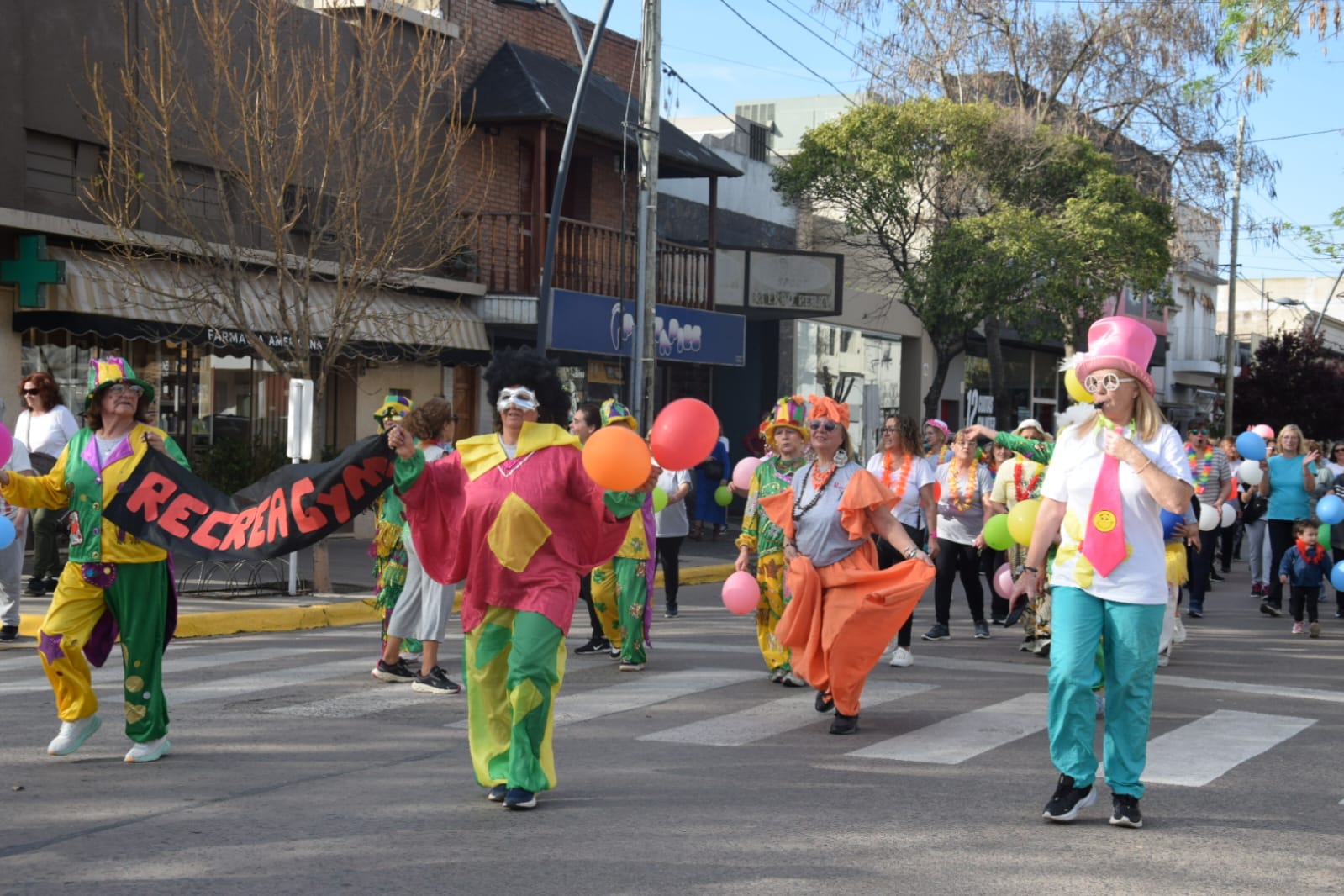 Dia del Jubilado: Se realizo una caminata y actividades en la ciudad