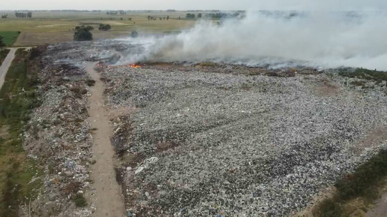 Incendio en el Basural: Desde Obras Publicas se trabaja a destajo. Nula comunicación municipal