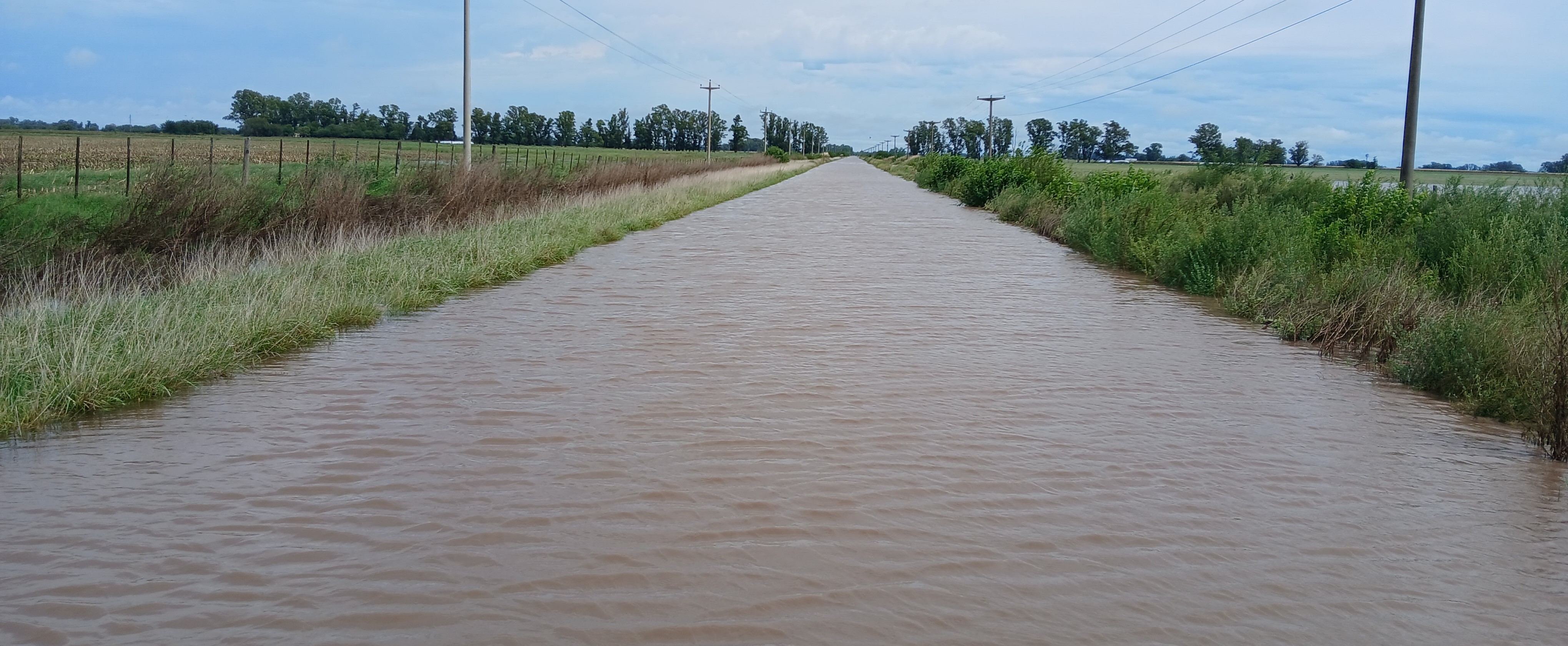 Con 600 mms de lluvia, varias zonas rurales del partido de 9 de Julio bajo agua e intransitables.