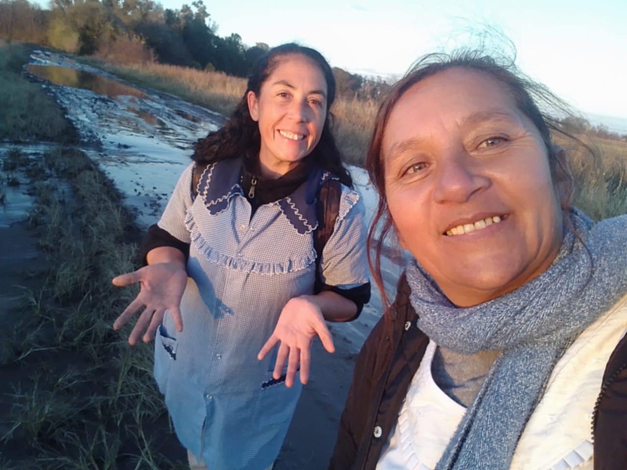 Inundaciones en 9 de Julio: «Gabi y Sonia», las docentes heroínas que en su pasión por enseñar, llegan a la escuela a pie en medio del barro