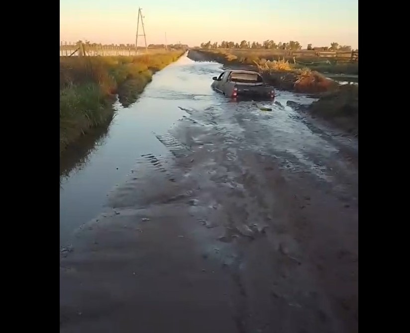 9 de Julio: Una pick up quedo incrustada en un pozo producto del agua que tapa un camino