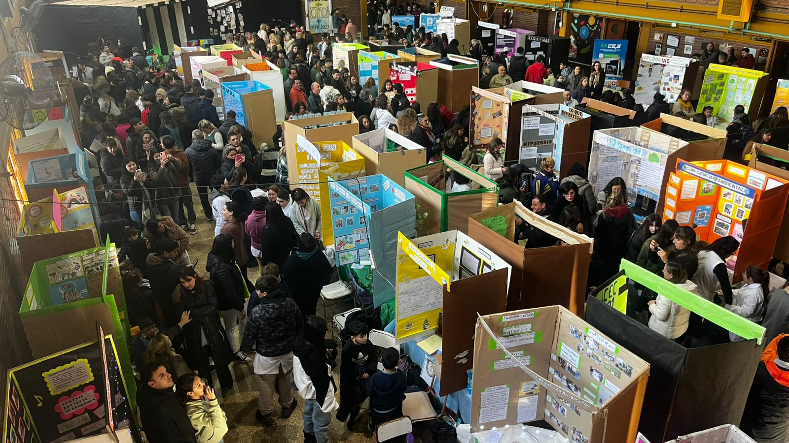 Poner la ciencia en practica: La 15° Feria de Ciencia y Tecnologías de 9 de Julio expone lo trabajado en el aula
