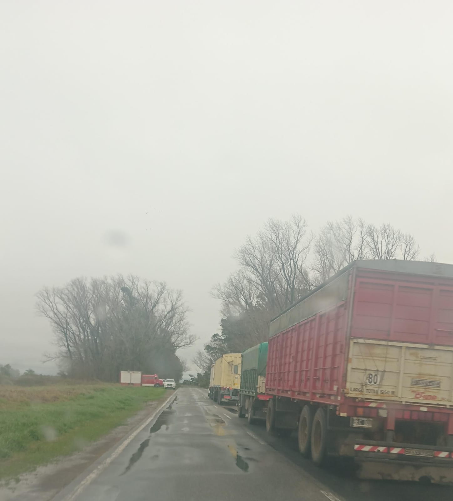 Mañana complicada por el viento y despistes por agua en rutas