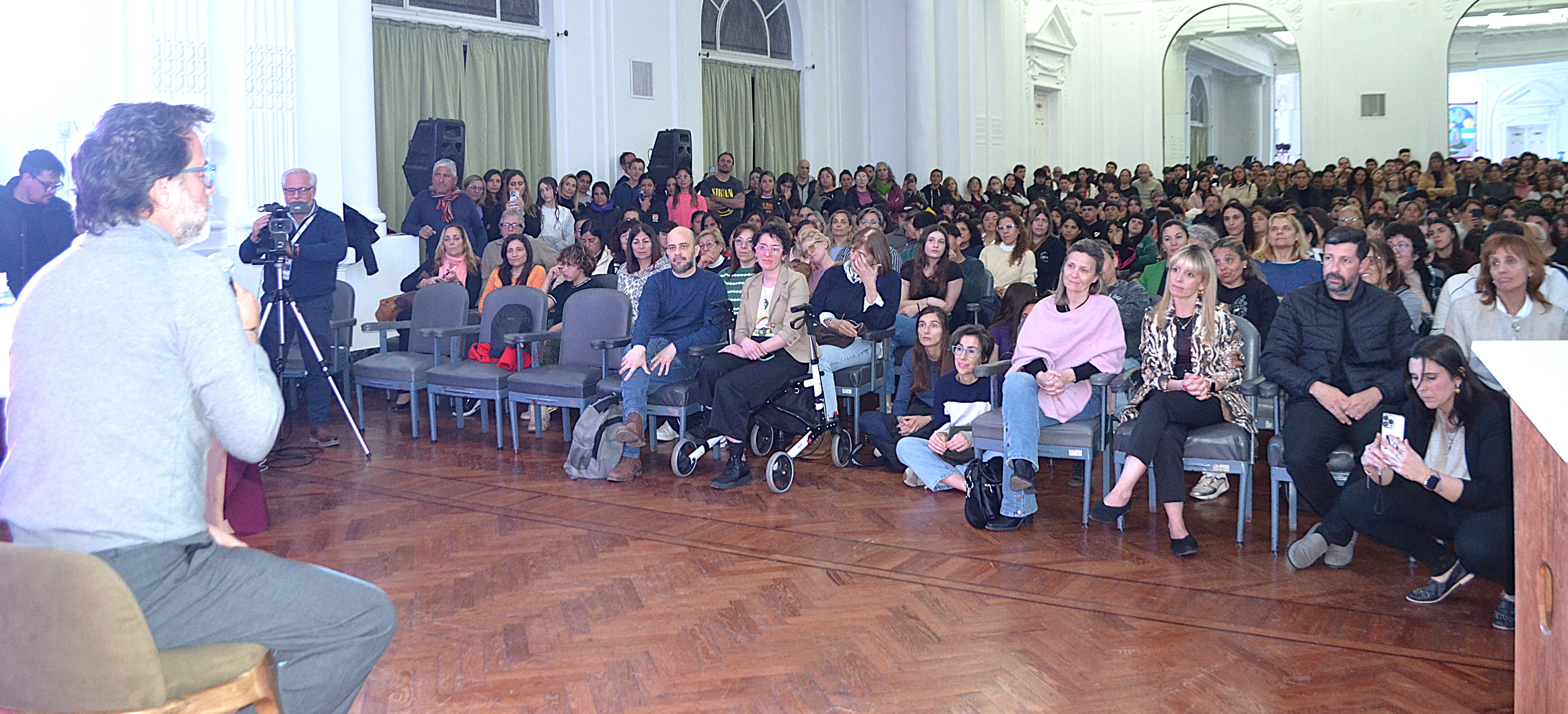Gastón Pauls: «Además de que a los jóvenes los estamos perdiendo nosotros, lo que alimenta las adicciones es el silencio, la negación, el esconder y tapar»