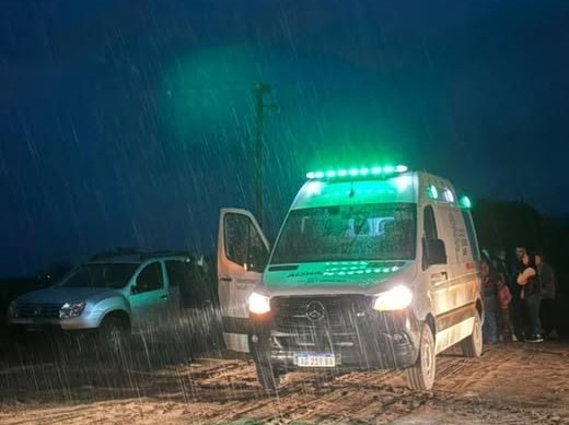 Vecinos de Carlos Maria Naon amagaron con una movilización y apareció en medio de la lluvia la Ambulancia que fue destinada a esa localidad