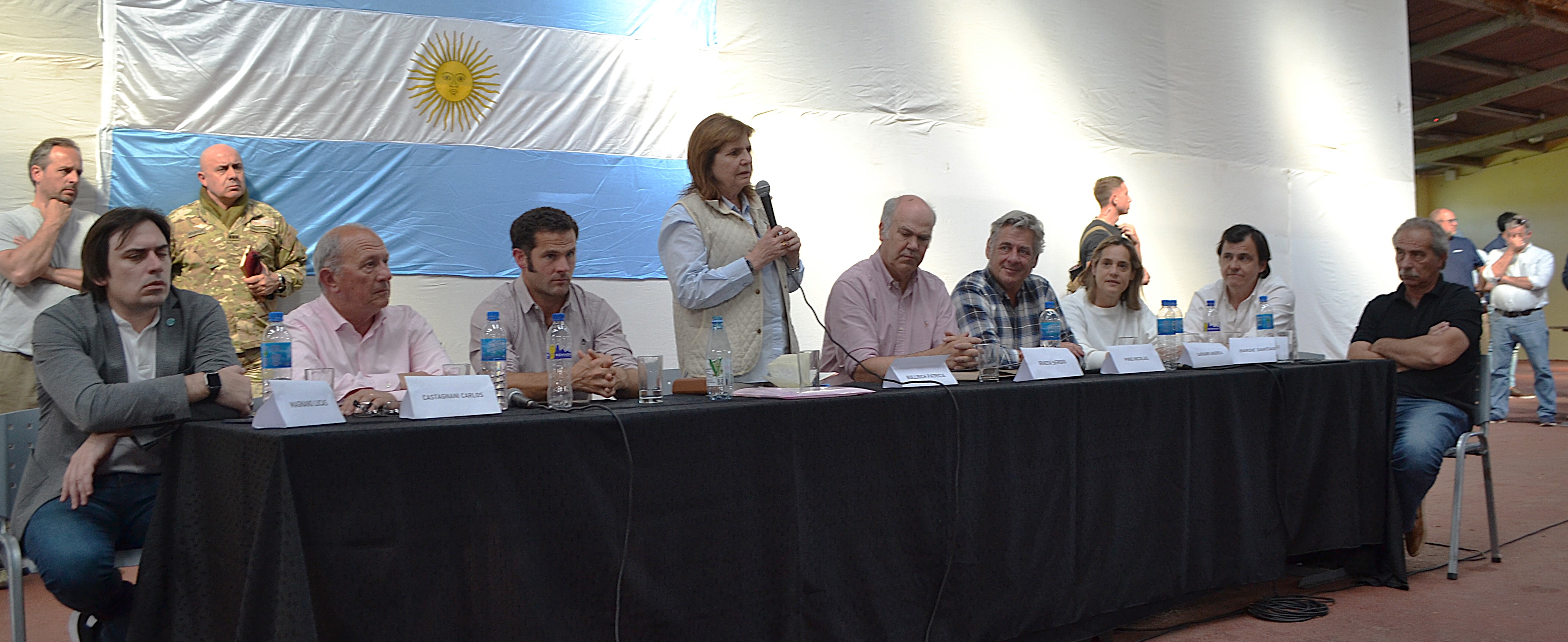 Sin mayores reclamos por parte de productores rurales y en medio de aplausos, la Ministra Patricia Bullrich dio a conocer en que consiste el operativo por las inundaciones