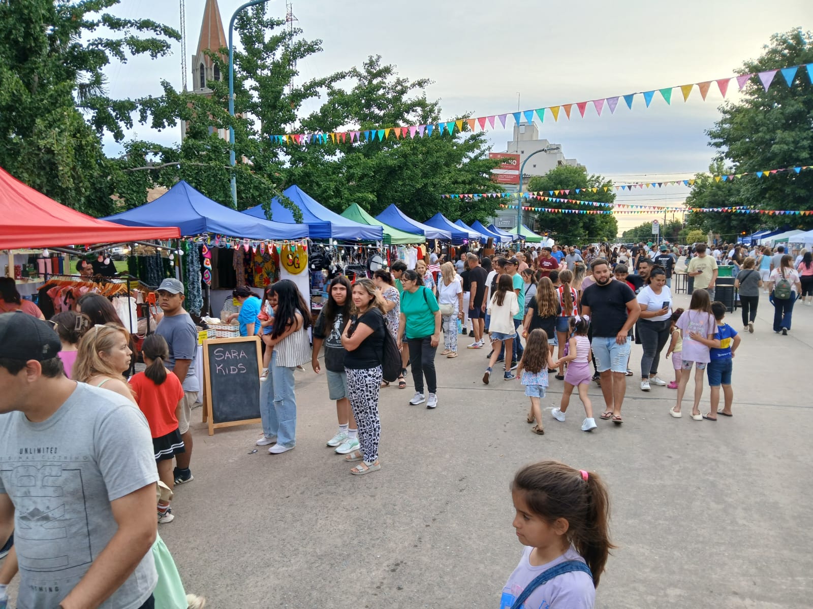 Punto de Encuentro: El Festival del Compra cumplió sus funciones y una buena respuesta de publico