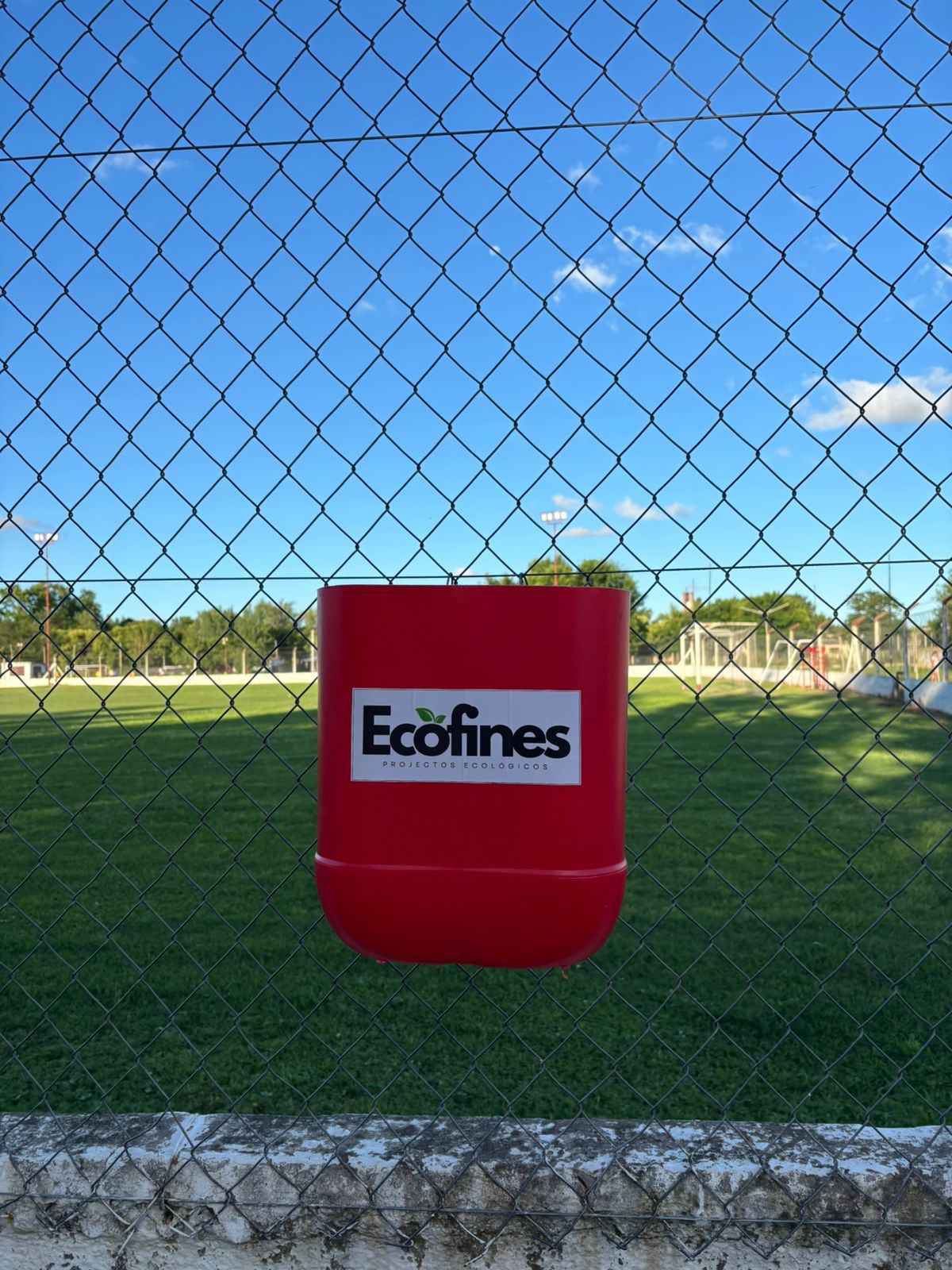 Compromiso ambiental: Alumnos del programa Fines entregaron más de 20 recipientes reciclados a dos clubes de la ciudad