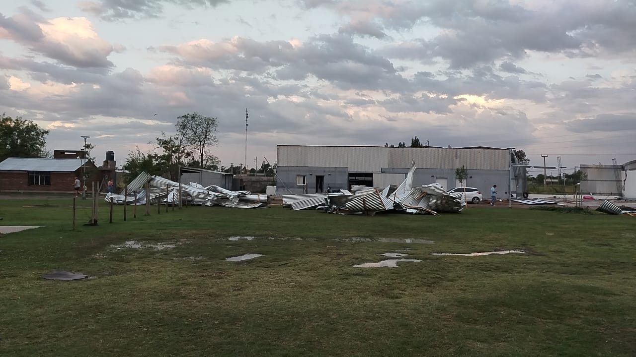 Fuerte y sorpresivo temporal en Carlos Casares: Volaron techos, una planta de silos y se daño la estructura del Hospital