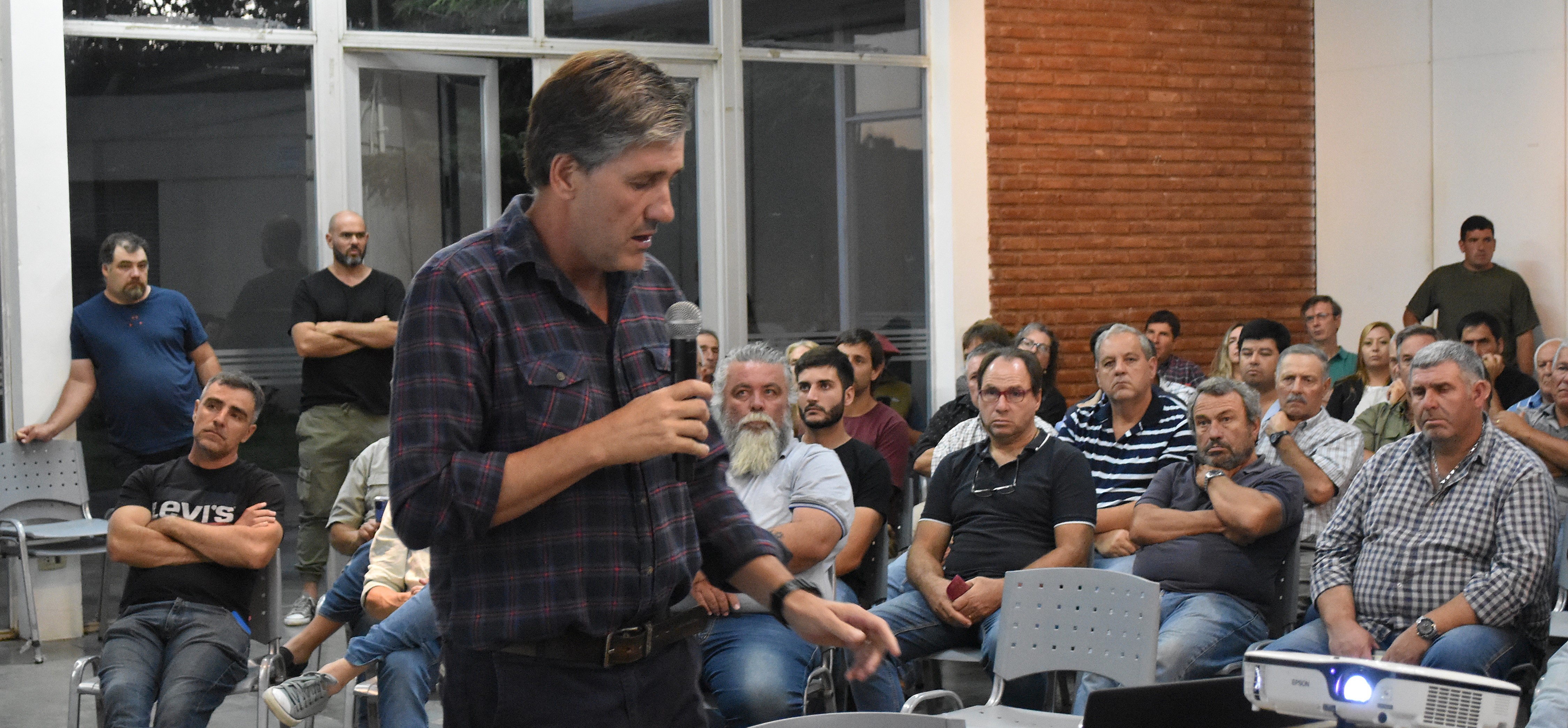 Charla en Sociedad Rural de 9 de Julio: Como es el procedimiento de Identificación electrónica en bovinos