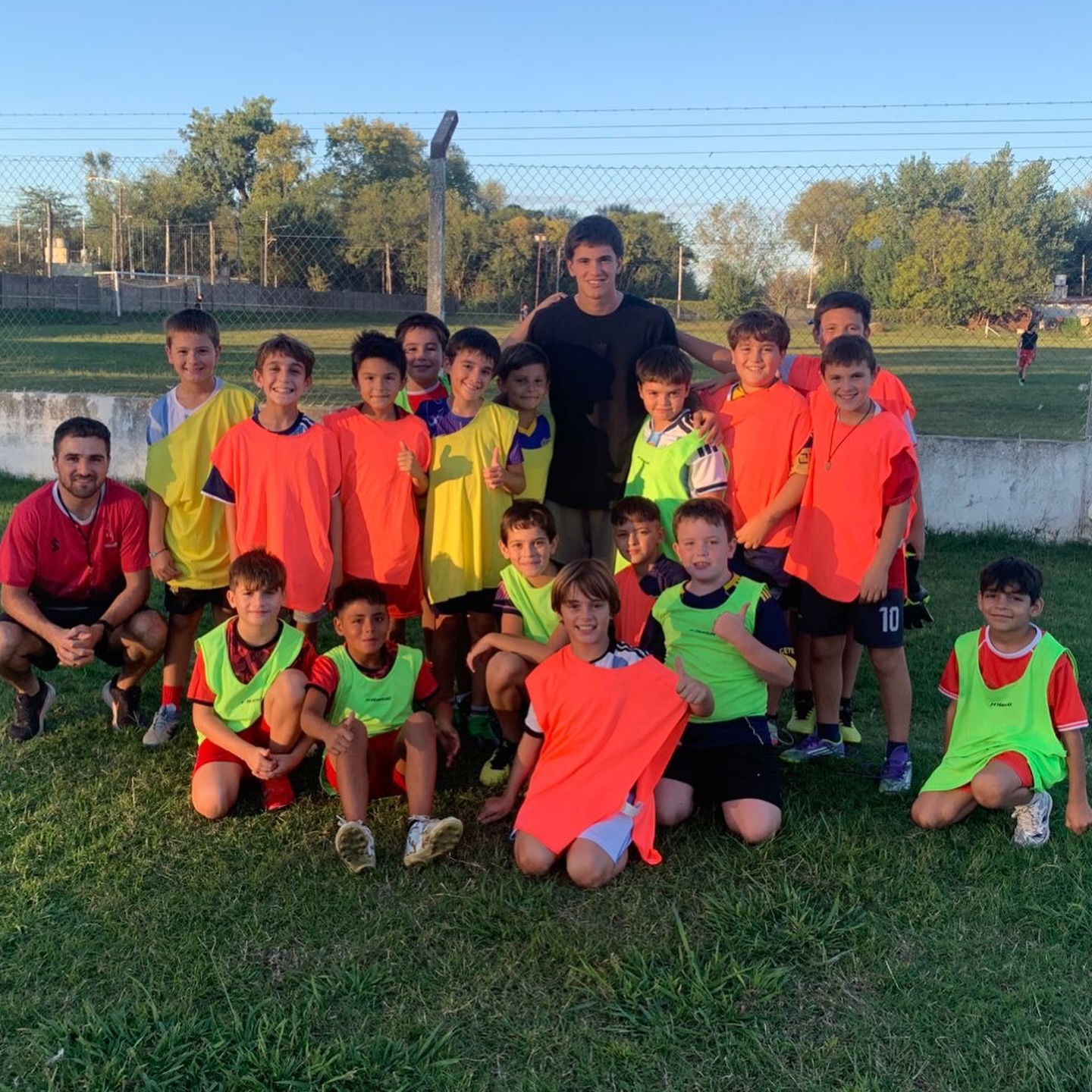 No se olvida del lugar donde todo comenzo: Tiziano Perrotta soprendio con su visita a las inferiores de Agustin Alvarez