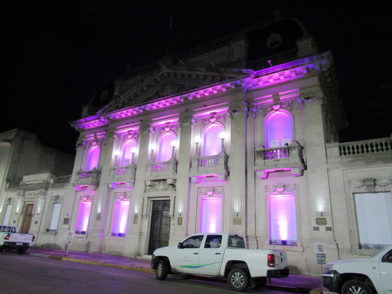 Porque el Palacio Municipal se tiño de Violeta