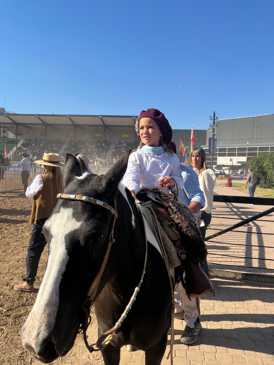 Clarita Macaroni, la niña de Facundo Quiroga que a sus cinco años monta a caballo y sorprende en la Exposición «Nuestros Caballos» por sus destrezas