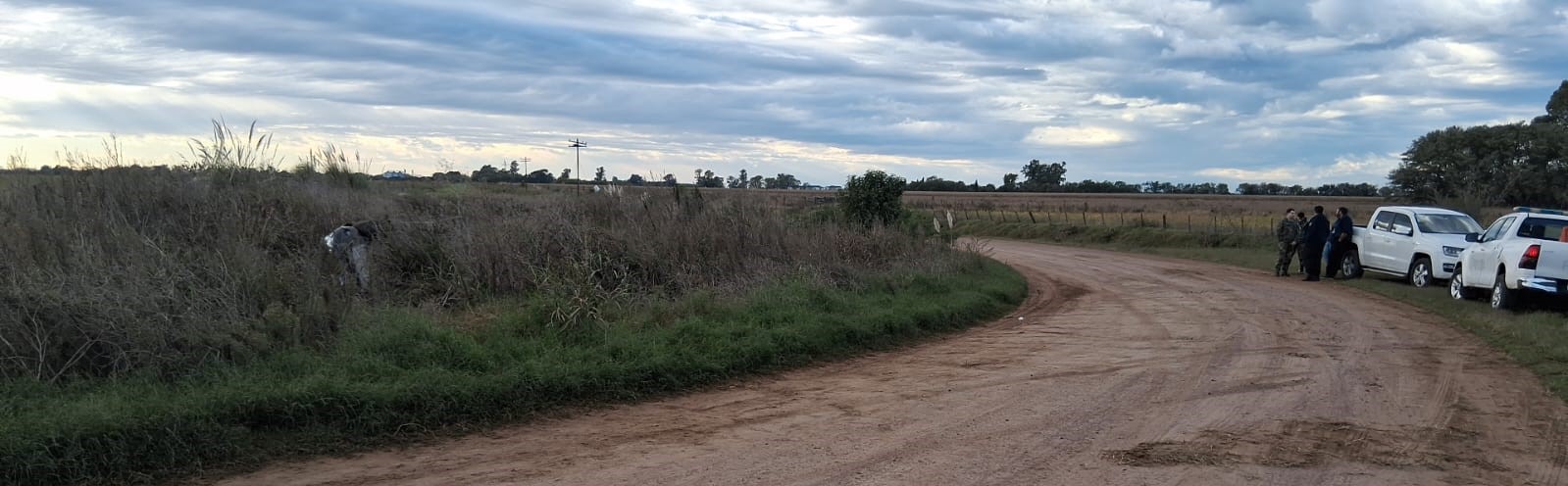 Acceso a Naon: Un vehículo con cuatro ocupantes se despisto y volcó