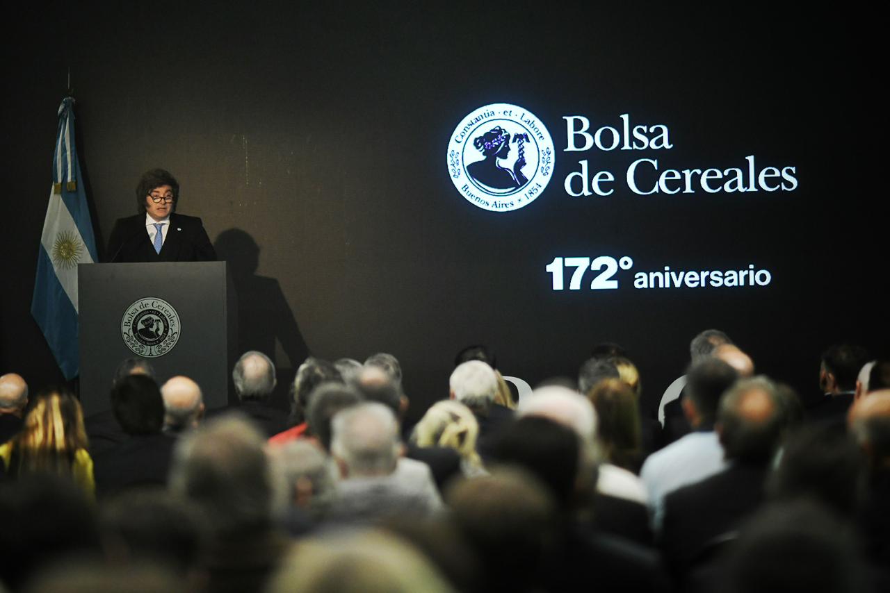 El Presidente Milei anunció una baja de las retenciones al trigo y cebada, al tiempo que adelanto una reducción en la soja