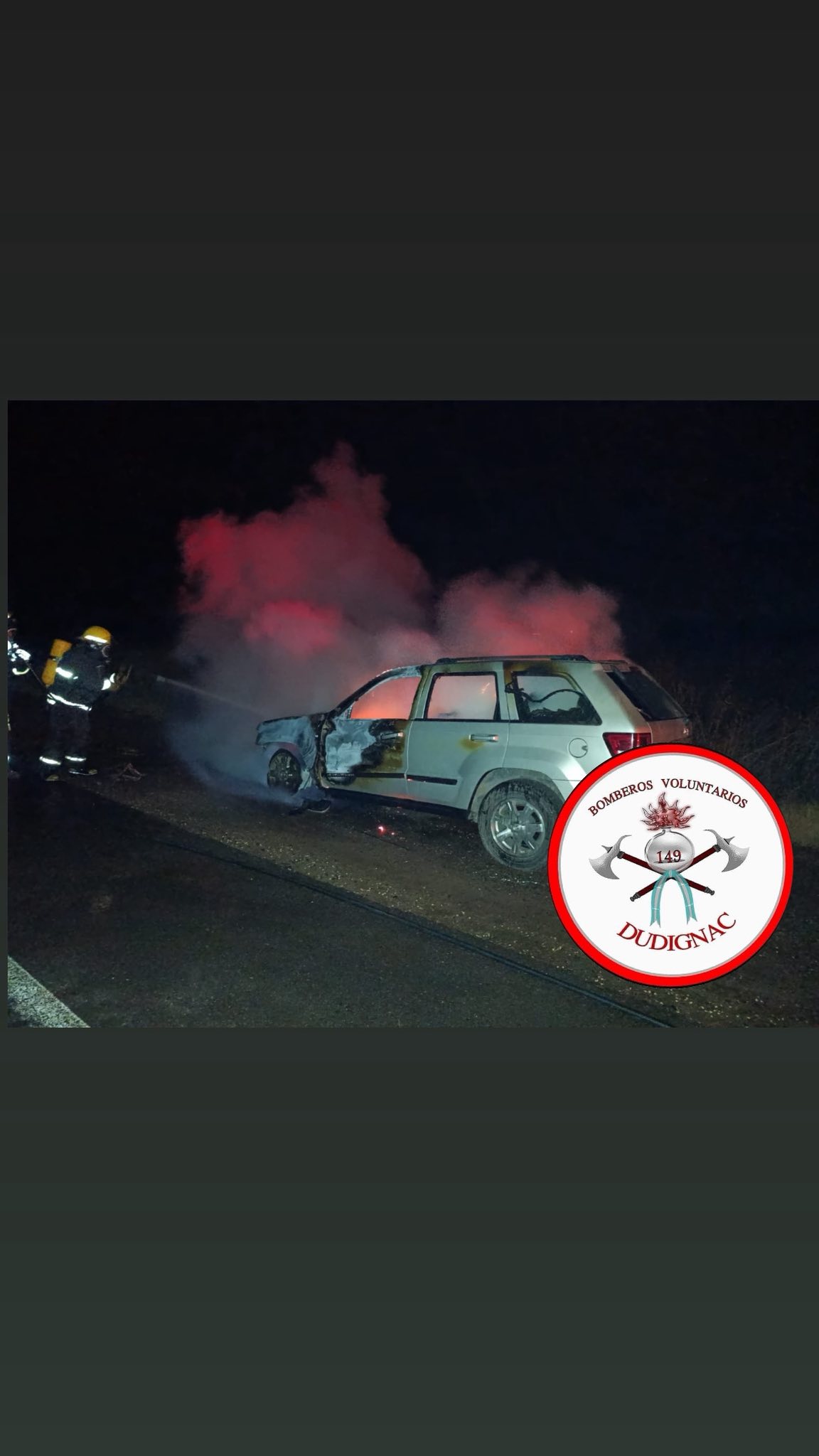 Incendio de auto en ruta 65, intervinieron Bomberos de Dudignac