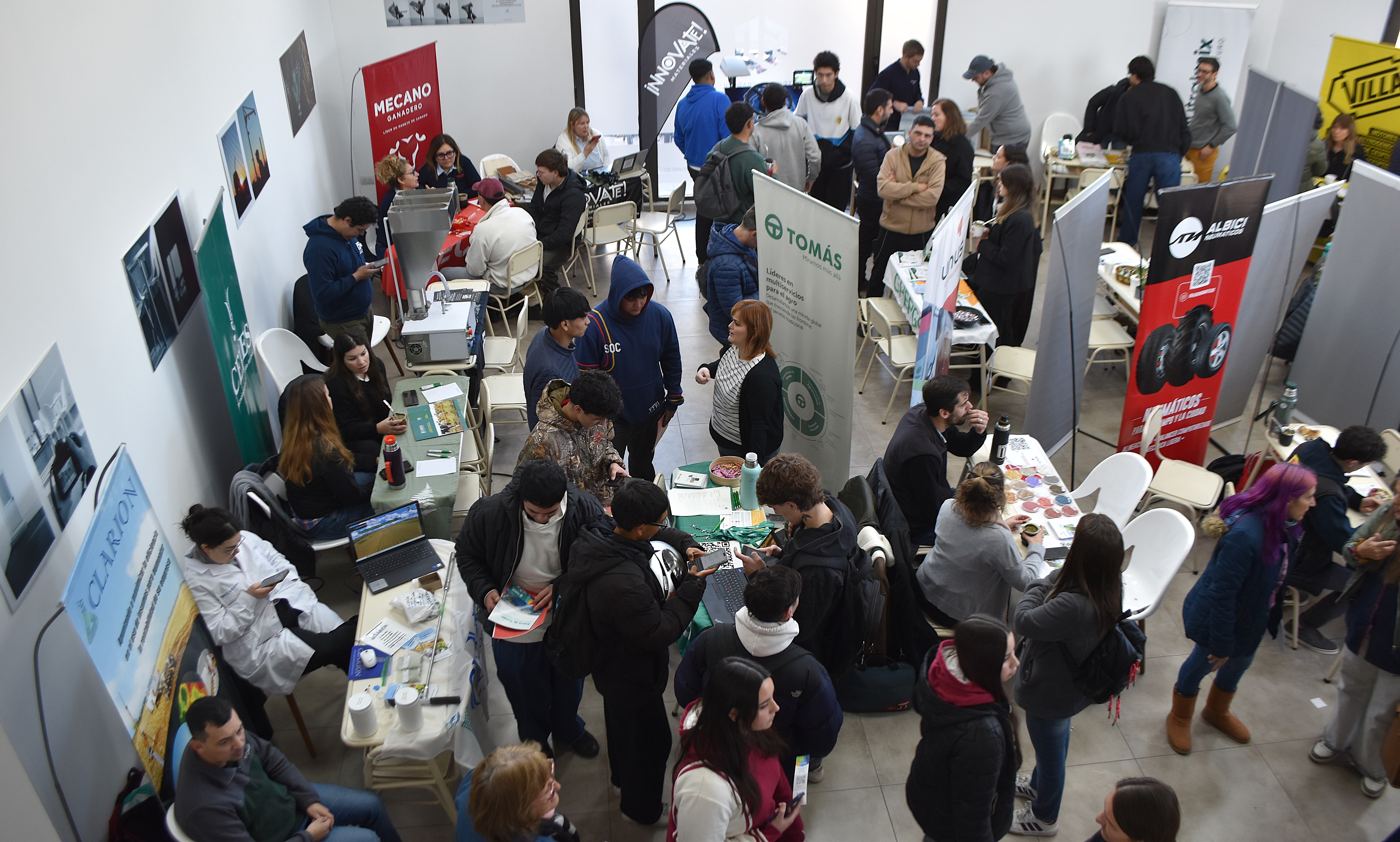 Buscando mi primer laburo: Destacado interés de empresas, comercios y la participación de centenares de jóvenes en la Feria de Educación y Empleo