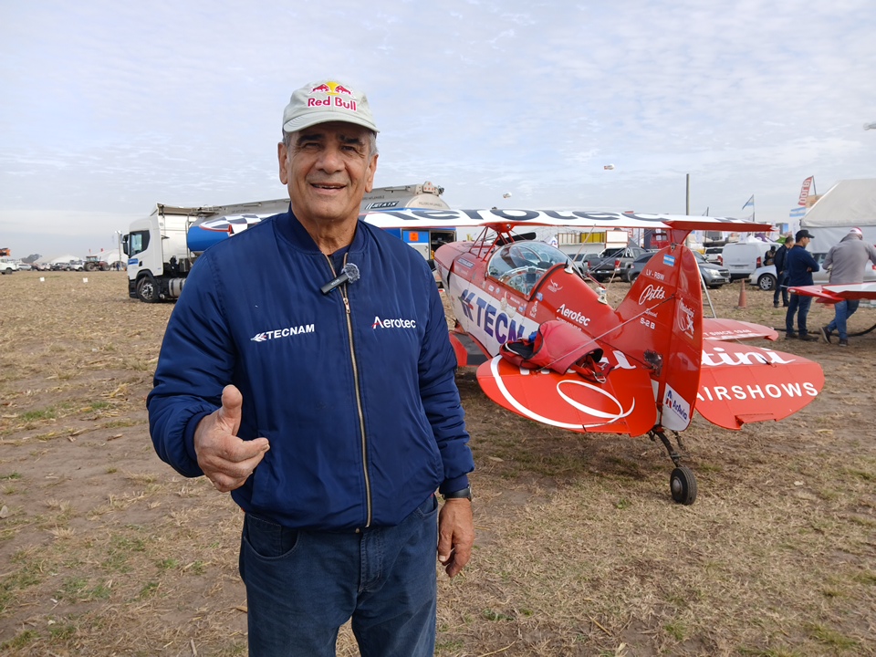 Si lo dice Jorge Malatini: Para el piloto de acrobacias aéreas, «AgroActiva Vuela» mejora cada año