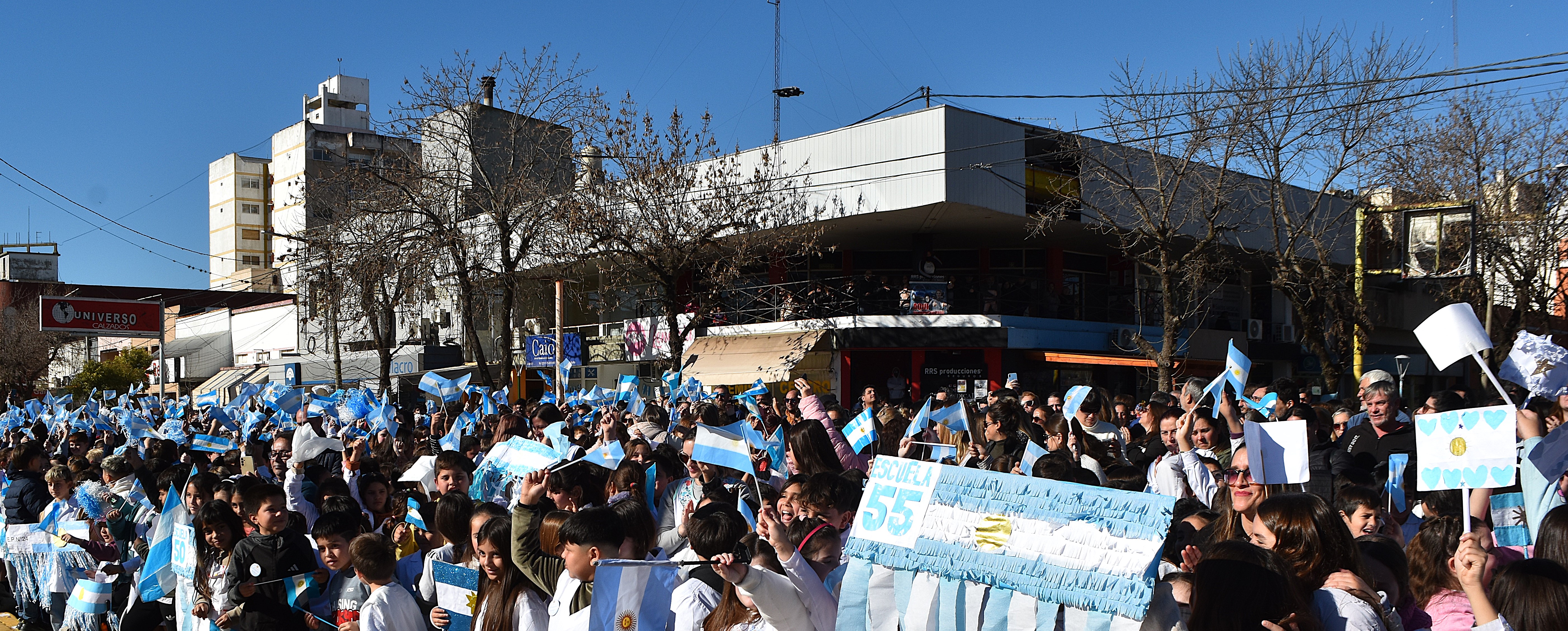 Promesa de Lealtad: En 9 de Julio, causo más interés en los alumnos un simple dron, que el motivo de prometer y poner atención al discurso de las autoridades