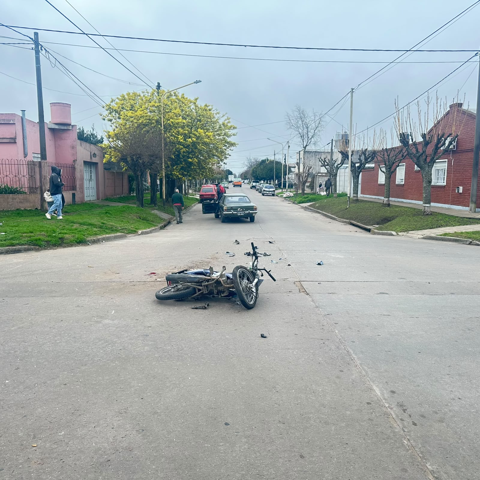 Dos graves accidentes de transito en la ciudad: En uno de ellos, un automovilista atropello a tres personas en la vía publica